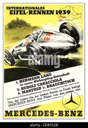 1939 affiche de Mercedes ancienne sur les courses automobiles internationales Eifel-Rennen 1939 - affiche de Mercedes Benz sur les courses automobiles vintage montage affiche de la course automobile allemande des années 1930 avec le drapeau de début-fin nazi Swastika faisant la promotion de Mercedes-Benz à la course internationale Eifel sur le Nürburgring, avec les pilotes allemands Hermann Lang, Rudolph Caracciola et Manfred von Brauchitsch. L'Eifelrennen était une course automobile annuelle, organisée par l'ADAC automobile Club de 1922 à 2003, qui s'est tenue dans la région allemande de la montagne Eifel avant même que le Nürburgring ne soit construit là. Graphiste: Gotschke Banque D'Images