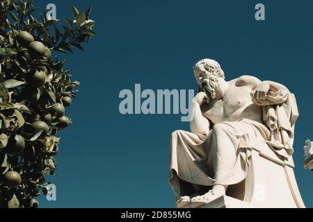 Statue de l'ancien philosophe grec Socrates à Athènes, Grèce, octobre 9 2020. Banque D'Images