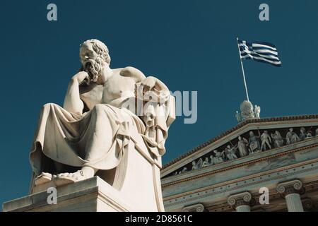 Statue de l'ancien philosophe grec Socrates à Athènes, Grèce, octobre 9 2020. Banque D'Images