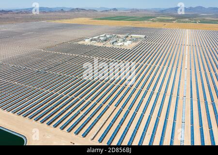 Solana Generating Station, champs de panneaux solaires, Gila Bend, AZ, États-Unis Banque D'Images