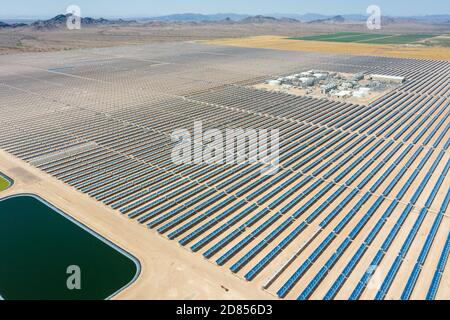 Solana Generating Station, champs de panneaux solaires, Gila Bend, AZ, États-Unis Banque D'Images