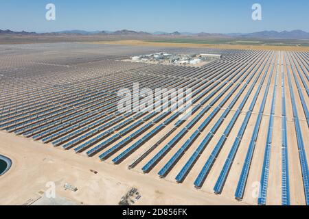 Solana Generating Station, champs de panneaux solaires, Gila Bend, AZ, États-Unis Banque D'Images