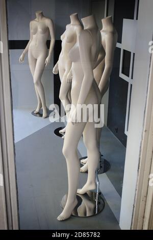 La fenêtre d'un magasin de vêtements vide dans le centre commercial d'Athènes, avec des poupées de mannequin dans l'exposition - Athènes, Grèce, octobre 9 2020. Banque D'Images