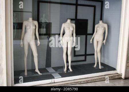 La fenêtre d'un magasin de vêtements vide dans le centre commercial d'Athènes, avec des poupées de mannequin dans l'exposition - Athènes, Grèce, octobre 9 2020. Banque D'Images