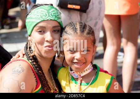 Londres, Royaume-Uni, le 25 août 2019: - un adulte et un enfant fêtant au Carnaval de Notting Hill à l'ouest de Londres, le Carnaval de Notting Hill est l'Europe Banque D'Images