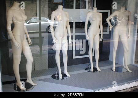 La fenêtre d'un magasin de vêtements vide dans le centre commercial d'Athènes, avec des poupées de mannequin dans l'exposition - Athènes, Grèce, octobre 9 2020. Banque D'Images