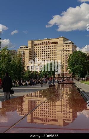 Moscou/Russie; juillet 7 2019: Le four Seasons Hotel Moscow, réfléchi sur l'eau sur un mur, sur la place Manezhnaya dans le quartier Tverskoy, Moscou Banque D'Images