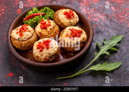 Champignons farcis sur planche à découper Banque D'Images