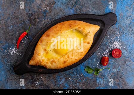 Khachapuri géorgien traditionnel - fromage et pain garni d'oeufs Banque D'Images