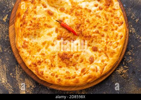 Khachapuri avec des haricots sur une ancienne table en bois, Lobiani Banque D'Images