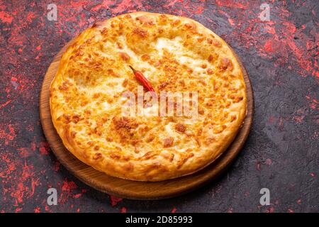 Khachapuri avec des haricots sur une ancienne table en bois, Lobiani Banque D'Images