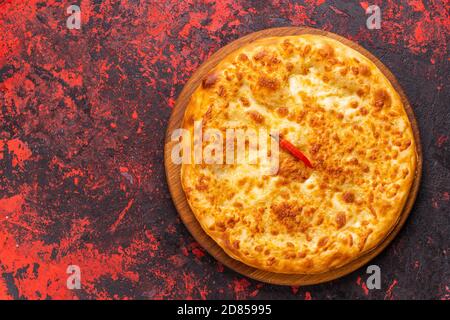 Khachapuri avec des haricots sur une ancienne table en bois, Lobiani Banque D'Images