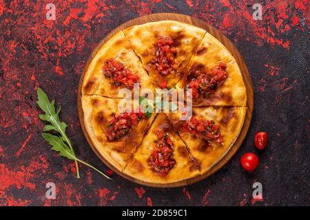 Khachapuri avec des haricots sur une ancienne table en bois, Lobiani Banque D'Images