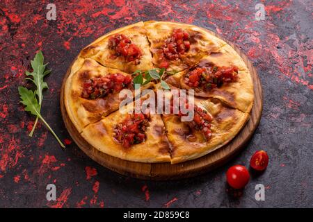 Khachapuri avec des haricots sur une ancienne table en bois, Lobiani Banque D'Images