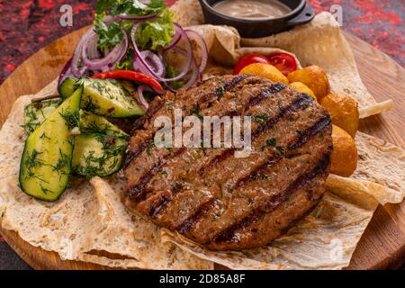 Côtelette de porc avec pommes de terre frites Banque D'Images