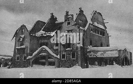 WWI les ruines bombardées de la station d'Asiago, Italie.- la bataille d'Asiago également appelée la bataille des plateaux; L'offensive du Trentin , Battaglia degli Altipiani, Strafexpedition et l'expédition punitive ont été une contre-offensive majeure lancée par les Australiens-Hongrois sur le front italien le 15 mai 1916. Conçu en 1910 par l'architecte vénitien Guido Sullam -1958 fermé et utilisé comme guichet de bus-années 1970 acheté par la ville d'Asiago -années 1980 acheté par la Communauté de montagne.-1984 rénové comme Spettabile Reggenza (Régence) des 7 municipalités». Banque D'Images