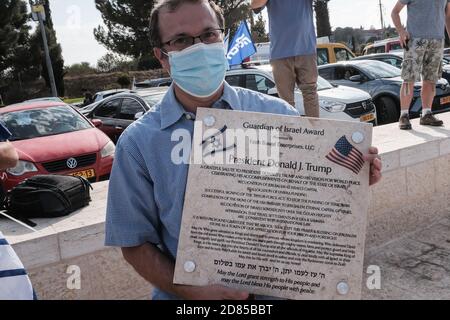 Jérusalem, Israël. 27 octobre 2020. Républicains outre-mer Israël dirige un convoi pour la campagne de réélection présidentielle de Donald Trump de la route 1 près de tel Aviv à Jérusalem. Israël compte environ 300,000 000 citoyens américains, l'une des plus grandes populations de citoyens américains non résidents, avec environ 200,000 000 électeurs américains éligibles. Crédit : NIR Amon/Alamy Live News Banque D'Images