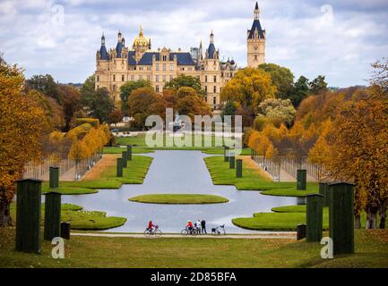 27 octobre 2020, Mecklembourg-Poméranie occidentale, Schwerin: Les cyclistes sont en route dans le parc en face du château de Schwerin, qui est coloré avec des feuilles d'automne. Photo: Jens Büttner/dpa-Zentralbild/dpa Banque D'Images