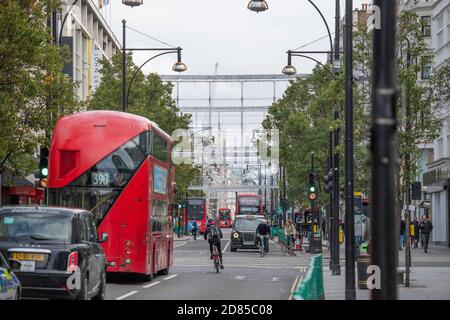 Autobus le long d'Oxford Street à Londres, actuellement dans le niveau 2 de coronavirus, 2020 installations de lumière de Noël installées au-dessus de la tête. 26 octobre 2020. Banque D'Images