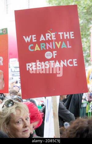 Londres, Royaume-Uni, 4 juin 2019 :- des pancartes détenues par les manifestants anti Trump à Whitehall contre la visite d'État de Donald Trump au Royaume-Uni Banque D'Images