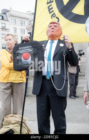 Londres, Royaume-Uni, 4 juin 2019 :- des manifestants se réunissent à Trafalgar Sqaure pour protester contre la visite d'État au Royaume-Uni du président américain Donald Trump. Banque D'Images