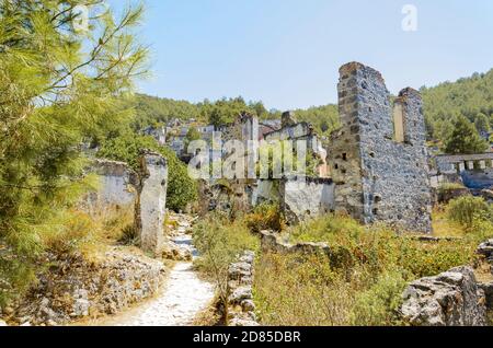 Ville fantôme, maisons abandonnées et ruines du village de Kayakoy, Fethiye, Turquie Banque D'Images