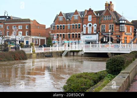 Le pont qui prend la rivière Medway sous la rue Tonbridge High Street pendant une très haute eau causée par de fortes pluies hivernales. Banque D'Images