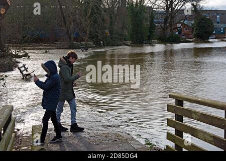 Les enfants regardent le terrain de sport inondé de Tonbridge, dans le Kent, au Royaume-Uni, à la suite des inondations de la rivière Medway voisine Banque D'Images