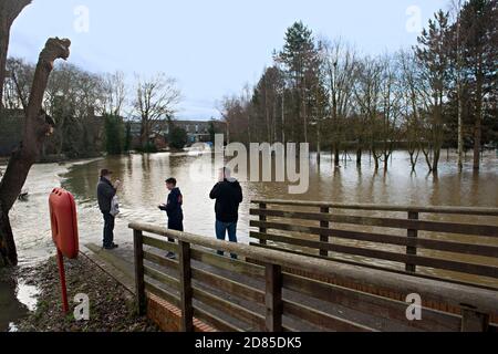 Les enfants regardent le terrain de sport inondé de Tonbridge, dans le Kent, au Royaume-Uni, à la suite des inondations de la rivière Medway voisine Banque D'Images