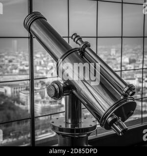 Photo en noir et blanc d'un télescope d'extérieur. Métal brillant avec reflets Banque D'Images