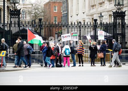 Londres, Royaume-Uni, le 7 avril 2018 : des manifestants se rassemblent devant Downing Street à Londres pour protester contre les récents meurtres de Palestiniens à Gaza Banque D'Images