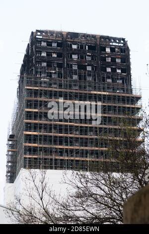 Londres, Royaume-Uni, 14 avril 2018 : les ruines de la tour Grenfell dix mois après le feu dévastateur qui a tué 71 personnes situées à Kensington and Banque D'Images