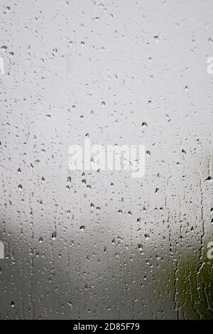 Pluie sur la fenêtre douleur sur une journée humide et sombre. Photo de haute qualité Banque D'Images