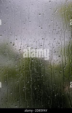 Pluie sur la fenêtre douleur sur une journée humide et sombre. Photo de haute qualité Banque D'Images