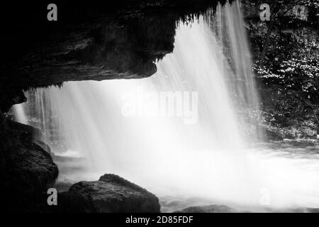 Le débit d'eau à Walden Beck dans la région de Slate, Cauldron Falls, West Burton, Yorkshire Dales, Royaume-Uni Banque D'Images