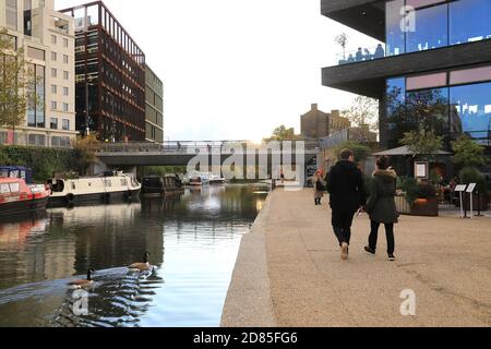Marche sur le chemin de halage près du restaurant Lighterman sur Regents Canal et Granary Square, à Kings Cross, au nord de Londres, Royaume-Uni Banque D'Images