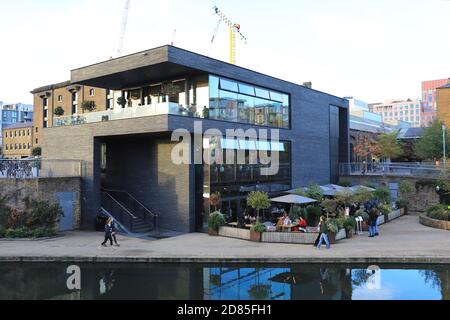 Dîner en plein air au restaurant Lighterman sur Regents Canal et Granary Square, à Kings Cross, au nord de Londres, Royaume-Uni Banque D'Images