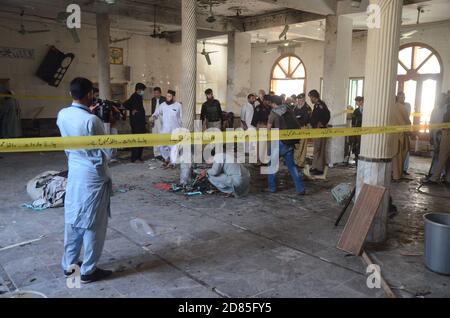 Peshawar, Pakistan. 27 octobre 2020. Des agents de secours et des policiers pakistanais examinent le site d'une explosion de bombe dans un séminaire islamique à Peshawar, au Pakistan, le 27 octobre 2020. Mardi matin, une puissante explosion de bombes a déchiré le séminaire islamique en périphérie de la ville de Peshawar, dans le nord-ouest du Pakistan, tuant quelques étudiants et blessant des dizaines d'autres personnes, ont déclaré la police et un porte-parole de l'hôpital. (Photo de Hussain Ali/Pacific Press/Sipa USA) crédit: SIPA USA/Alay Live News Banque D'Images