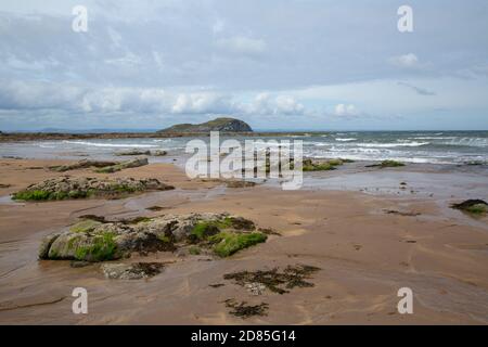 Île de Craigleith depuis la plage de North Berwick, East Lothian, Écosse, Royaume-Uni Banque D'Images