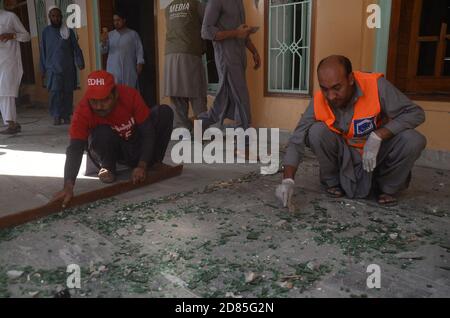 Peshawar, Pakistan. 27 octobre 2020. Des agents de secours et des policiers pakistanais examinent le site d'une explosion de bombe dans un séminaire islamique à Peshawar, au Pakistan, le 27 octobre 2020. Mardi matin, une puissante explosion de bombes a déchiré le séminaire islamique en périphérie de la ville de Peshawar, dans le nord-ouest du Pakistan, tuant quelques étudiants et blessant des dizaines d'autres personnes, ont déclaré la police et un porte-parole de l'hôpital. (Photo de Hussain Ali/Pacific Press/Sipa USA) crédit: SIPA USA/Alay Live News Banque D'Images