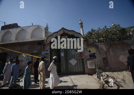 Peshawar, Pakistan. 27 octobre 2020. Des agents de secours et des policiers pakistanais examinent le site d'une explosion de bombe dans un séminaire islamique à Peshawar, au Pakistan, le 27 octobre 2020. Mardi matin, une puissante explosion de bombes a déchiré le séminaire islamique en périphérie de la ville de Peshawar, dans le nord-ouest du Pakistan, tuant quelques étudiants et blessant des dizaines d'autres personnes, ont déclaré la police et un porte-parole de l'hôpital. (Photo de Hussain Ali/Pacific Press/Sipa USA) crédit: SIPA USA/Alay Live News Banque D'Images