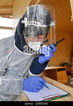 Le personnel médical de l'hôpital universitaire de Brno teste des personnes atteintes de la maladie covid-19 à Brno, République tchèque, le 24 octobre 2020. (Photo CTK/Igor Z Banque D'Images