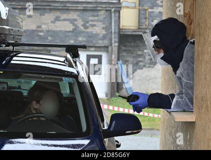 Le personnel médical de l'hôpital universitaire de Brno teste des personnes atteintes de la maladie covid-19 à Brno, République tchèque, le 24 octobre 2020. (Photo CTK/Igor Z Banque D'Images