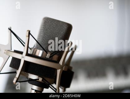 Microphone d'enregistrement professionnel Studio dans le socle. Photographie macro. Photo de haute qualité Banque D'Images