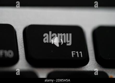 Gros plan de la touche de sourdine du volume du clavier sur un espace gris métal. Photo de haute qualité Banque D'Images
