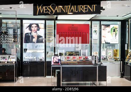 Boutique Yves Saint Laurent de la marque française de luxe vue à Hong Kong. Banque D'Images