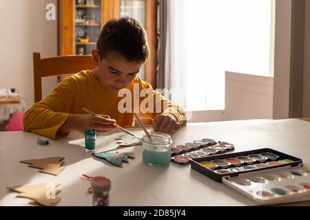 garçon faisant des devoirs, enfant d'âge préscolaire dessin à la maison, profession et activité pour les petits enfants avant noël Banque D'Images