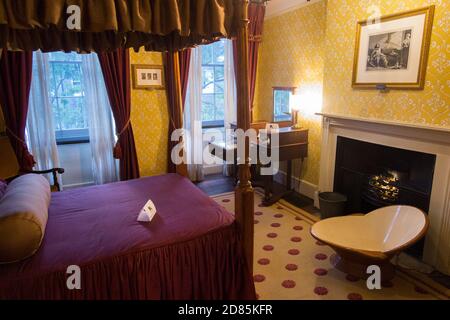 La chambre principale où Charles et Catherine ont dormi à l'intérieur du musée Charles Dickens et de la maison de ville géorgienne où le célèbre auteur victorien a vécu pendant près de 3 ans, dans la rue Doughty. Londres. ROYAUME-UNI (122) Banque D'Images