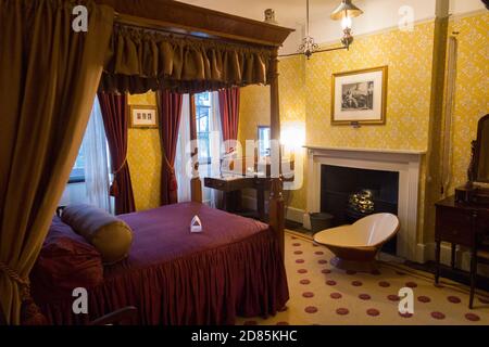 La chambre principale où Charles et Catherine ont dormi à l'intérieur du musée Charles Dickens et de la maison de ville géorgienne où le célèbre auteur victorien a vécu pendant près de 3 ans, dans la rue Doughty. Londres. ROYAUME-UNI (122) Banque D'Images