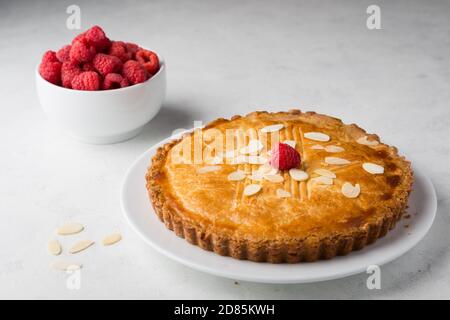 Tart aux amandes ou Tart aux bakewell avec framboises Banque D'Images